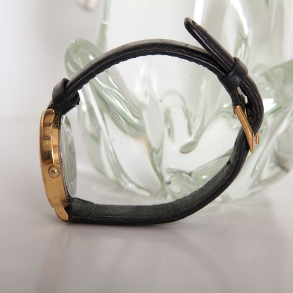 Disney Gold Tone 10 Mickey Ears Rotate on Watch